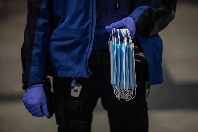 Masken können die Ausbreitung des Virus verlangsamen. Doch nur, wenn die Maskenpflicht auch durchgesetzt wird und sich alle sozial an die Regeln halten. 
