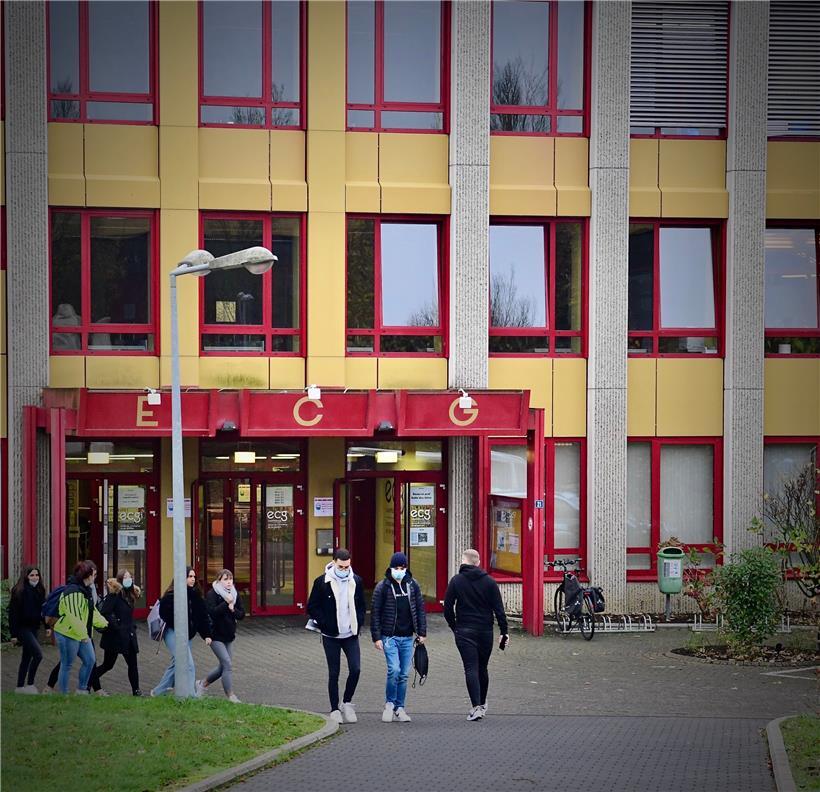 Masken und weniger Personen in den Klassenräumen helfen, das Risiko einer Infektion zu verkleinern. Forscher der TU Berlin haben versucht zu berechnen, um wie viel.
