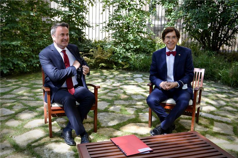 Maskenlos ist draußen kein Problem: Der luxemburgische Premierminister Xavier Bettel verlegte die Sitzung mit dem wallonischen Ministerpräsidenten Elio Di Rupo auf die Terrasse des Ministeriums
