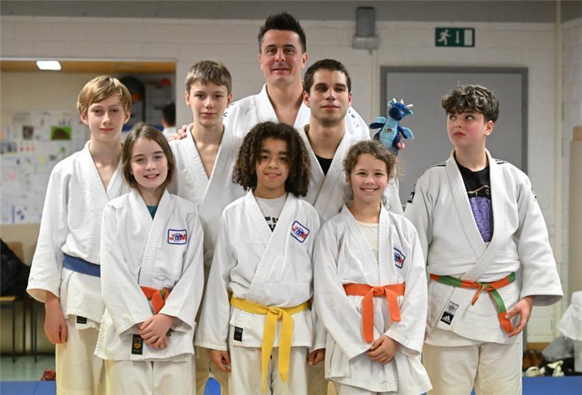 Maskottchen „Merschi“ darf auf keinem Gruppenfoto fehlen
