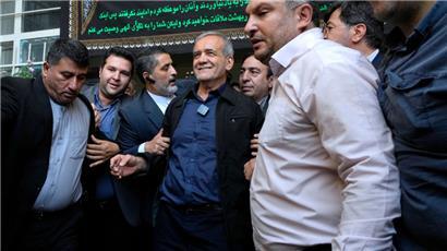 Massud Peseschkian (M.) nach seiner Stimmabgabe Anfang Juli
