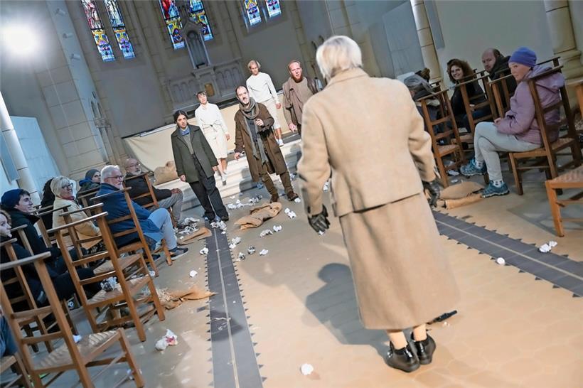 Mat Wëllenskraaft géint d’Occupatioun – eng vun den Zeenen aus „Zowaasch“ fënnt an der verloossener Église Sainte-Barbe statt
