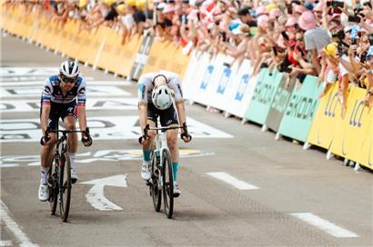 Matej Mohoric (rechts) hatte die Nase im Zielsprint gegen Kasper Asgreen ganz knapp vorne
