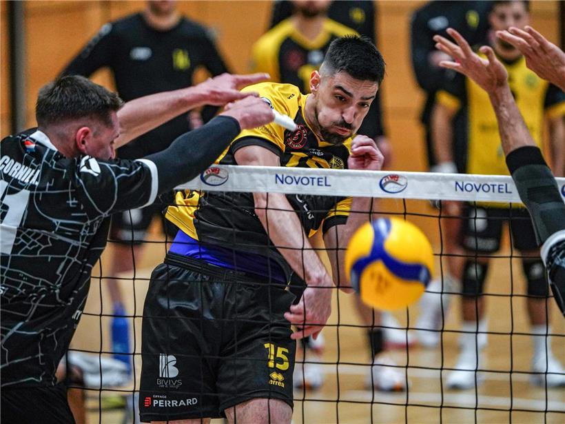 Mateja Gajin und Strassen kämpfen in spannendem Spiel um Sieg gegen Diekirch auf dem Fußballplatz