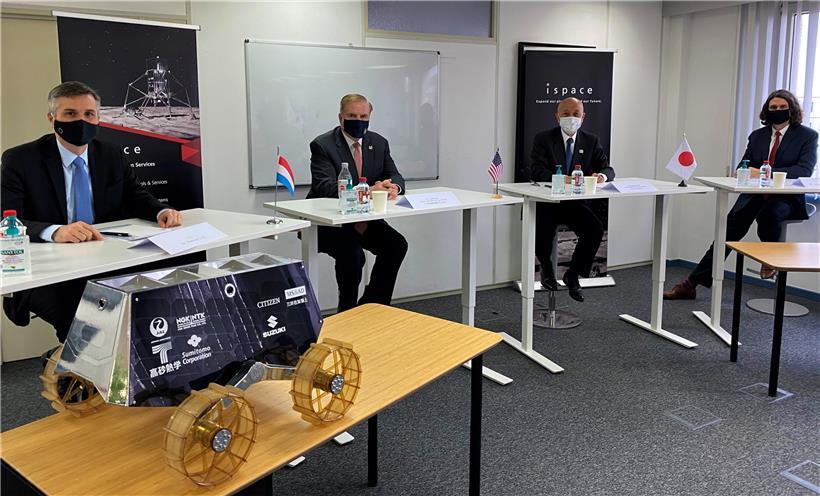 Mathias Link von der Luxemburger Weltraumagentur LSA, US-Botschafter Evans, der japanische Botschafter Okuyama und Julien Lamamy vom Unternehmen iSpace gestern bei einer Pressekonferenz
