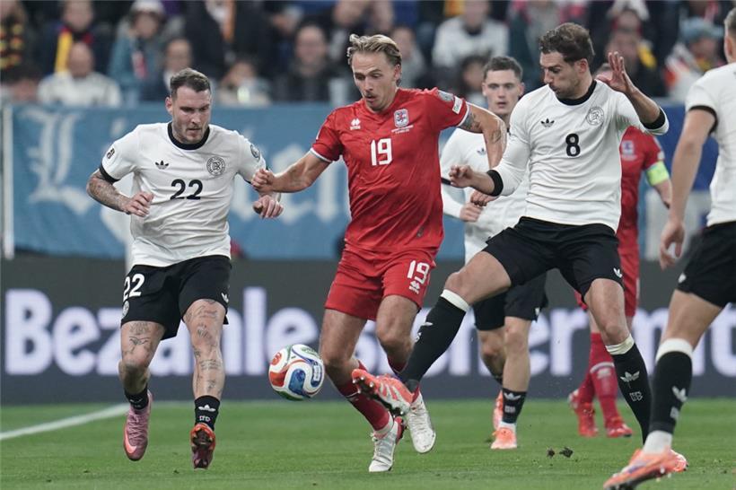 Mathias Olesen (M.) im Duell mit David Raum (l.)
