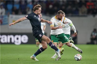 Mathias Olesen (l.) bleibt der 2. Bundesliga erhalten
