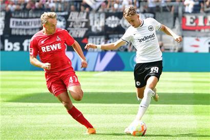 Mathias Olesen (l.) im Duell mit dem Frankfurter Jesper Lindström
