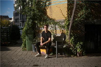 Mathieu Clement: „Mes parents me racontent souvent cette anecdote: une fois, ils m’ont offert des jouets et je les ai sortis de leur emballage pour … faire du bruit avec l’emballage! Ils se sont dit qu’il fallait m’offrir une batterie.“
