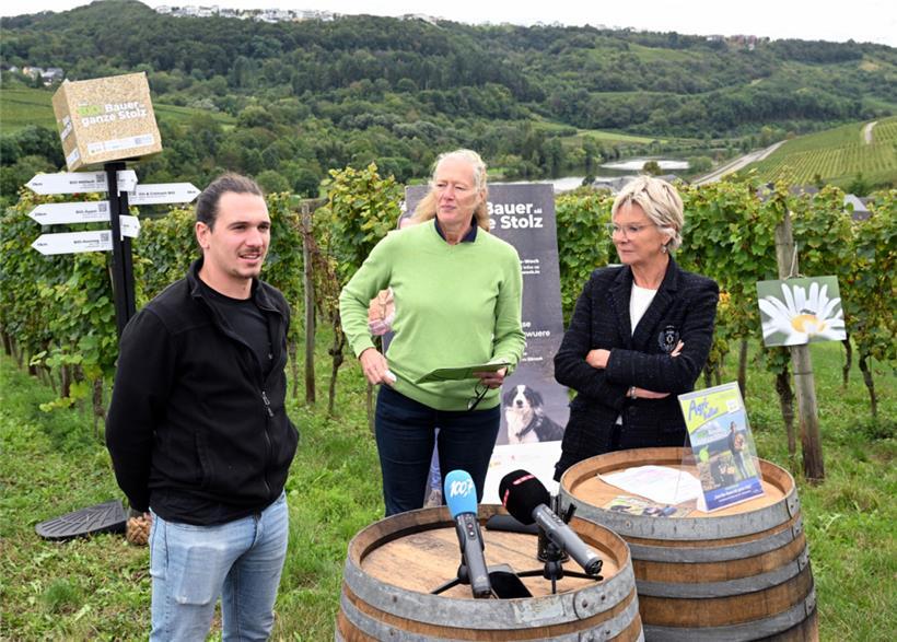 Mathieu Schmit, Betreiber des biologischen Weinguts Schmit-Fohl, Daniela Noesen und Landwirtschaftsministerin Martine Hansen
