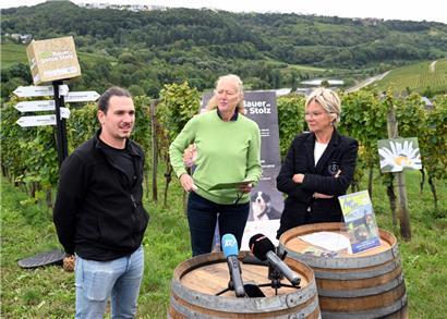 Mathieu Schmit, Betreiber des biologischen Weinguts Schmit-Fohl, Daniela Noesen und Landwirtschaftsministerin Martine Hansen
