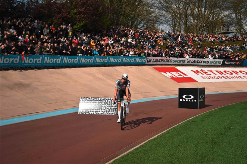 Mathieu Van der Poel jubelte im „Vélodrome“ über seinen dritten Sieg bei Paris-Roubaix in Folge
