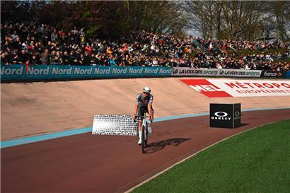 Mathieu Van der Poel jubelte im „Vélodrome“ über seinen dritten Sieg bei Paris-Roubaix in Folge
