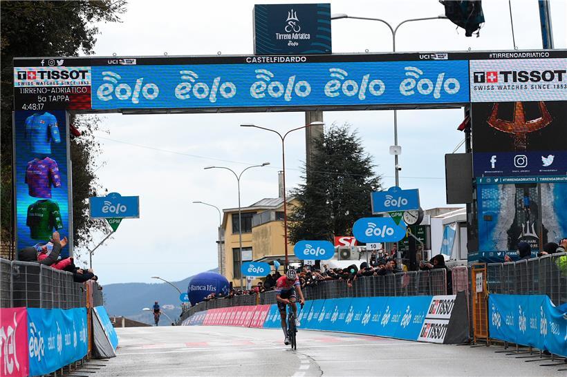 Mathieu van der Poel aus den Niederlanden vom Team Alpecin-Fenix überquerte am Sonntag als Etappensieger die Ziellinie

