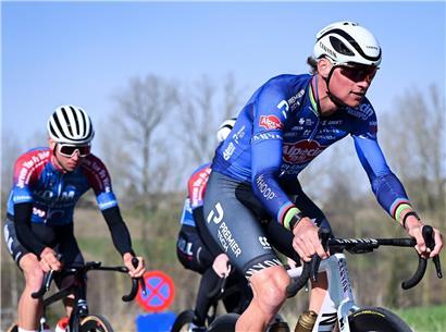 Mathieu van der Poel als Topfavorit beim Start des ersten Rennens der Klassikersaison auf dem Rennrad