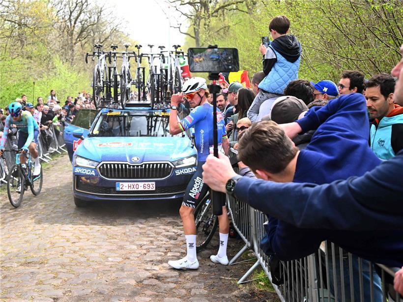 Mathieu van der Poel mit Fahrraddefekt im Aenberger Wald während Mountainbike-Rennen, technische Panne im Gelände