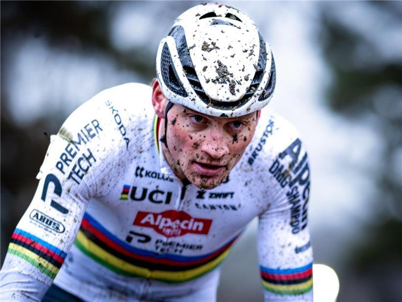 Mathieu van der Poel im Regenbogentrikot beim Radrennen in Hulst, bereit zur Titelverteidigung am Sonntag