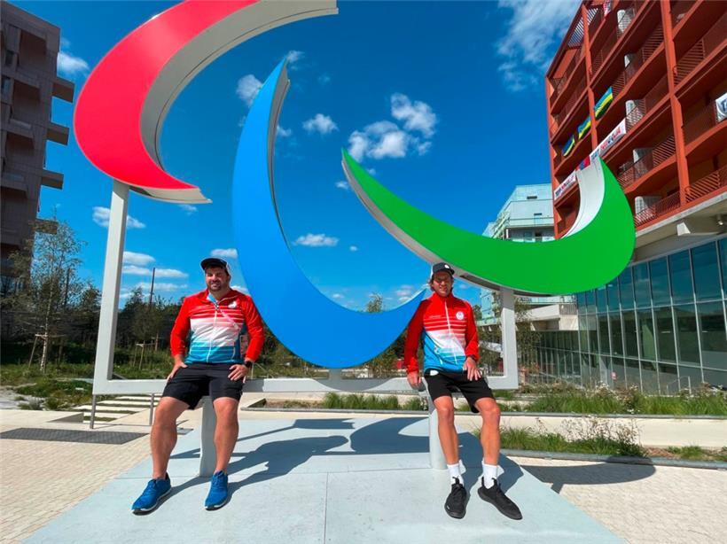 Mathis Finke (l.) und Marc Kiefer haben im olympischen Dorf alles für die Ankunft der luxemburgischen Delegation vorbereitet
