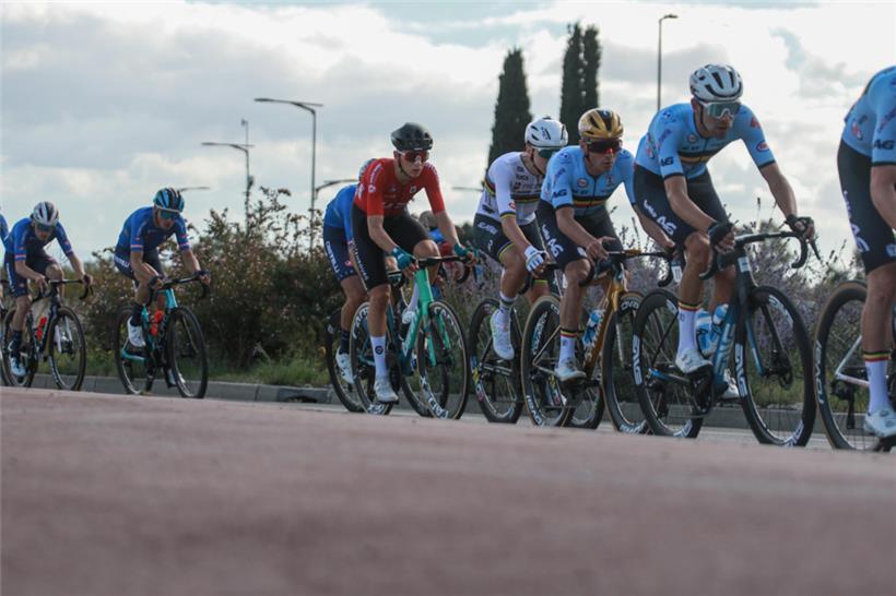 Mats Wenzel (in Rot) kam nach einem starken Auftritt als 17. ins Ziel
