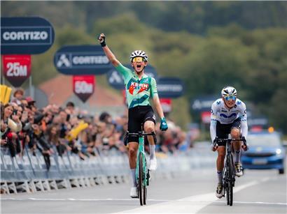 Mats Wenzel feiert jubelnd seinen ersten Profisieg bei Rennen in Spanien am Sonntag