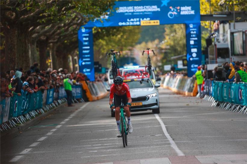 Mats Wenzel kämpfte sich beim EM-Straßenrennen auf Platz 17 ins Ziel

