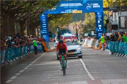 Mats Wenzel kämpfte sich beim EM-Straßenrennen auf Platz 17 ins Ziel
