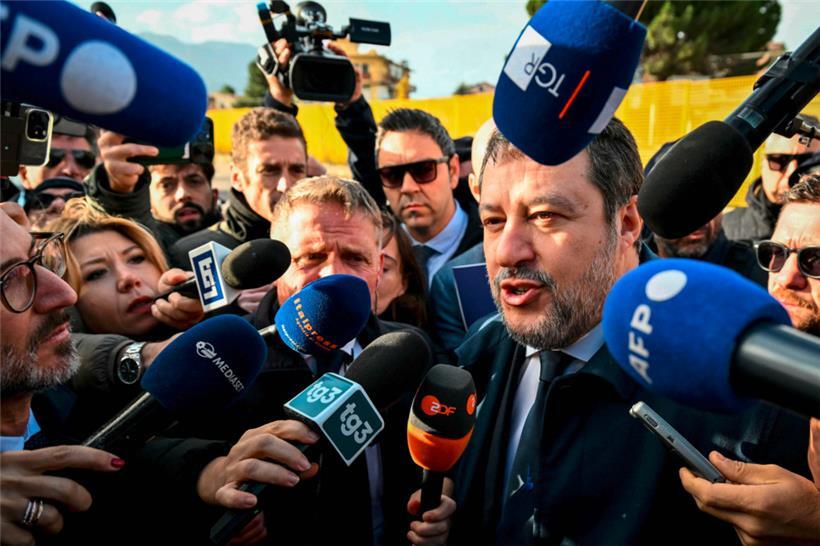 Matteo Salvini verweigerte 147 Seebrüchigen lange die Aufnahme in Italien – und bekommt von einem italienischen Gericht recht 
