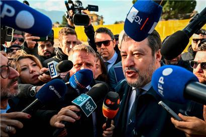 Matteo Salvini verweigerte 147 Seebrüchigen lange die Aufnahme in Italien – und bekommt von einem italienischen Gericht recht 
