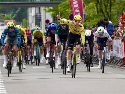 Matthew Brennan gewinnt die letzte Etappe des Radrennens in Belval, jubelnd auf dem Fahrrad.