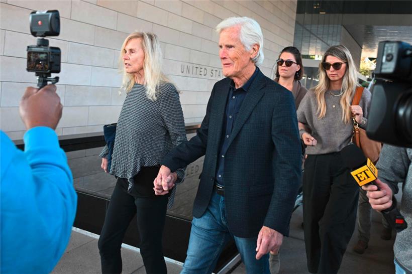 Matthew Perrys Mutter Suzanne Perry (links) und Perrys Stiefvater Keith Morrison (Mitte rechts) verlassen am 3. Dezember 2025 das Bezirksgericht der Vereinigten Staaten in Los Angeles,
