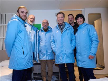 Matthieu Osch und luxemburgische Offizielle mit Großherzog Henri beim Besuch im olympischen Dorf, Gruppenfoto v.l.n.r.