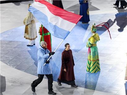 Matthieu Osch trägt die luxemburgische Flagge bei der Eröffnungsfeier in Verona am Sonntagabend