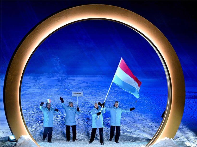 Matthieu Osch trägt die luxemburgische Flagge bei Wintersport-Event in Livigno