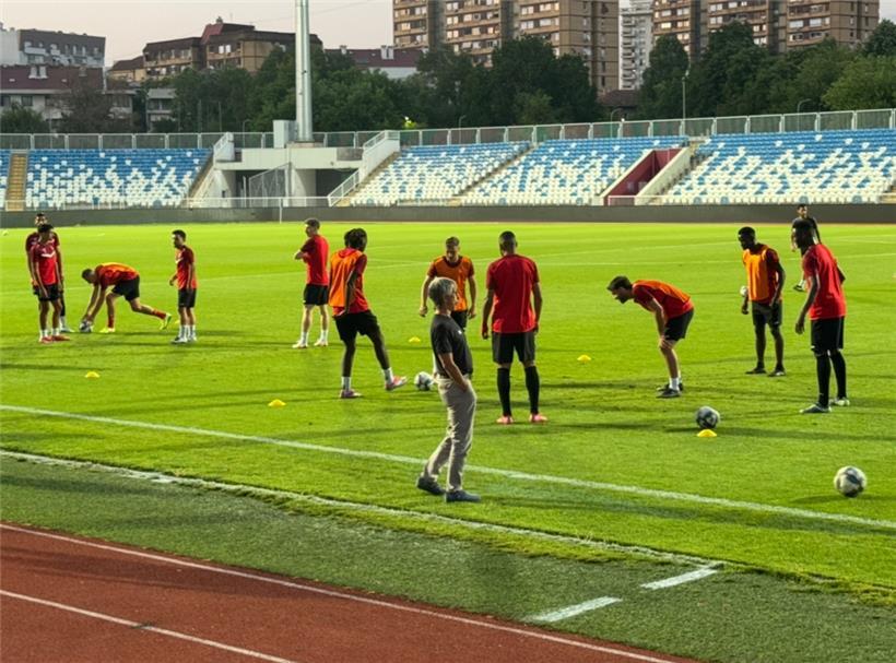 Maurice Spitoni, der aus Diplom-Gründen ein weiteres Mal als offizieller Trainer bei der UEFA eingetragen wurde, sitzt am Dienstag auf der Bank
