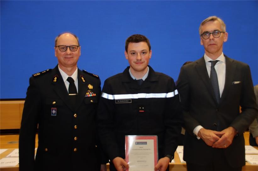 Max Diedenhofen erhält sein Diplom der Ausbildung „Incendie/Sauvetage IlI“ aus den Händen des Innenministers Léon Gloden. V.l.n.r.: Paul Schroeder (Generaldirektor des CGDIS), Max Diedenhofen (Freiwilliger Feuerwehrmann), Léon Gloden (Innenminister)
