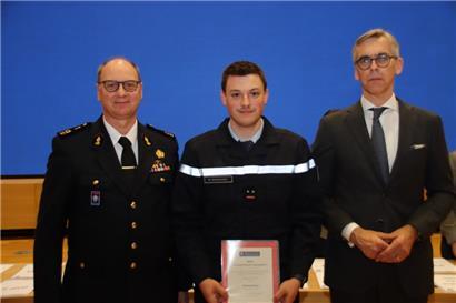 Max Diedenhofen erhält sein Diplom der Ausbildung „Incendie/Sauvetage IlI“ aus den Händen des Innenministers Léon Gloden. V.l.n.r.: Paul Schroeder (Generaldirektor des CGDIS), Max Diedenhofen (Freiwilliger Feuerwehrmann), Léon Gloden (Innenminister)
