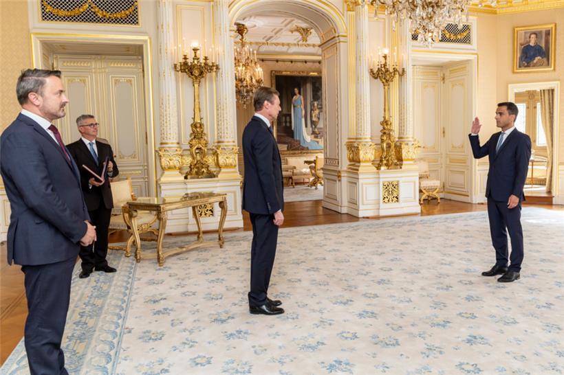 Max Hahn (r.) während seiner Vereidigung im großherzoglichen Palast