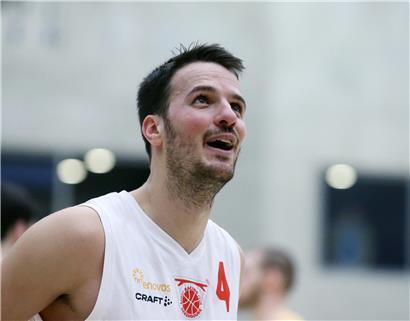 Max Hilger feiert Klassenerhalt der Berliner Fußballmannschaft zum Karriereabschluss
