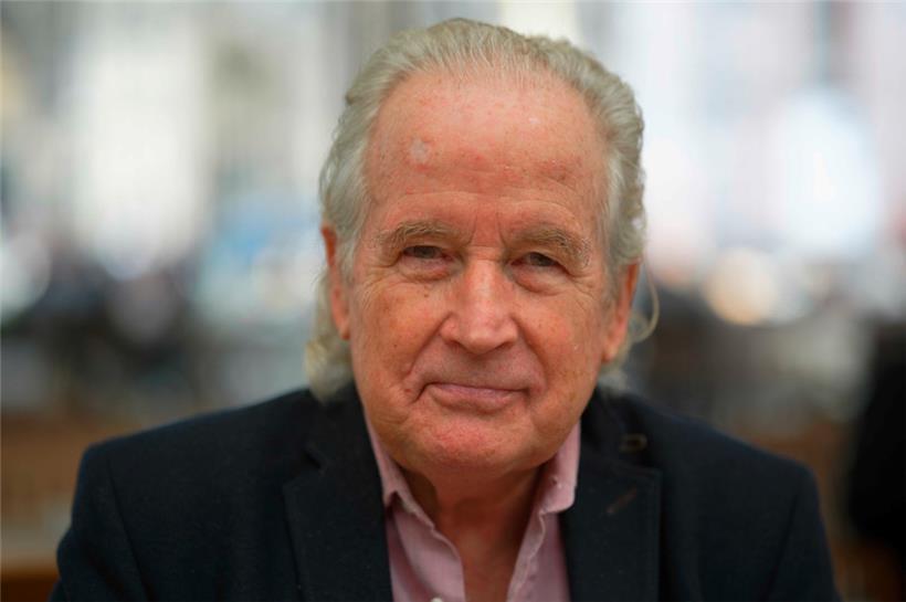 Max Schautzer sitzt bei einem Interview in einem Cafe
