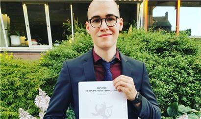 Max Scheitler hat mitten in der Corona-Pandemie sein „Première-Examen“ geschrieben. Auf dem Bild hält er sein Diplom in der Hand. 
