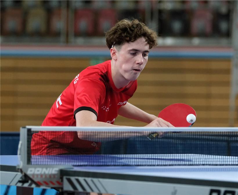 Max Theisen und Lintgen treffen sich zu einem Gespräch in Linger, Outdoor-Szene bei Tageslicht