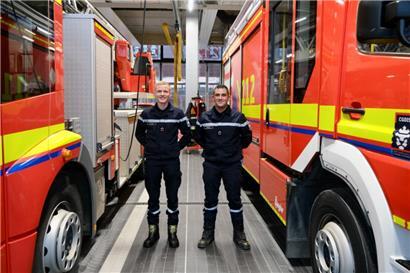 Max Wagner und Sam Reding bereiten sich auf eine intensive Einsatznacht vor, Teamwork und Einsatzbereitschaft sichtbar
