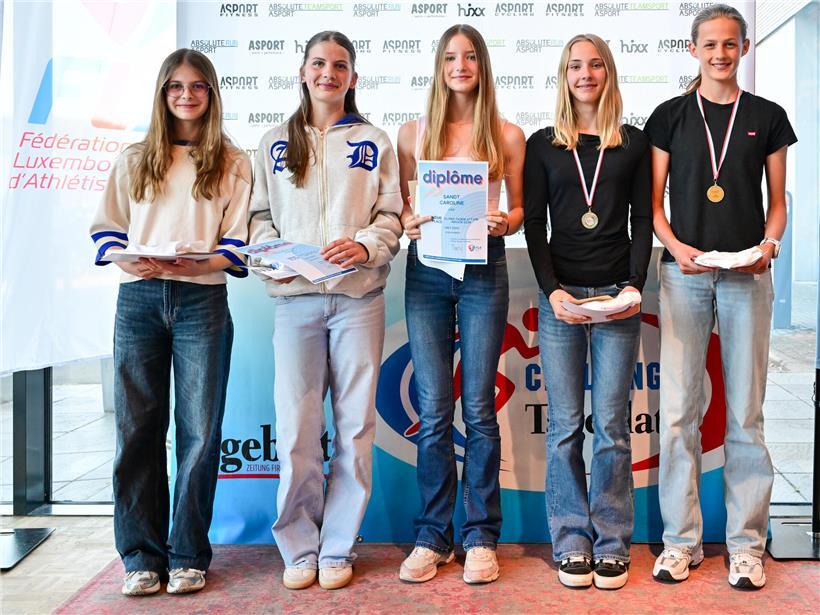 Maxime Libens-Thein (Fola) im U16 Basketballspiel 2012 gegen Liz Mores (CAB) und Elsa Mibeya (Fola)