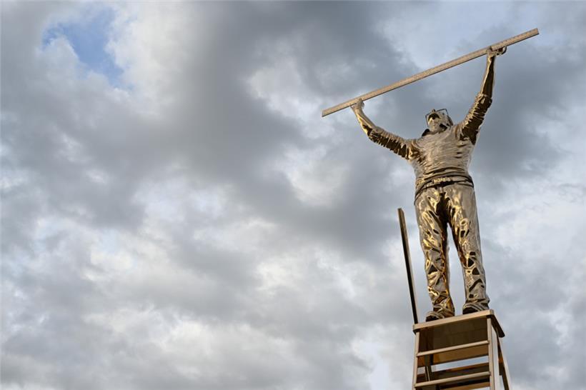 Maxime Miltgen kritisiert die Auswahl des Kunstwerkes „L’homme qui mesure les nuages“ während der Luxembourg Art Week
