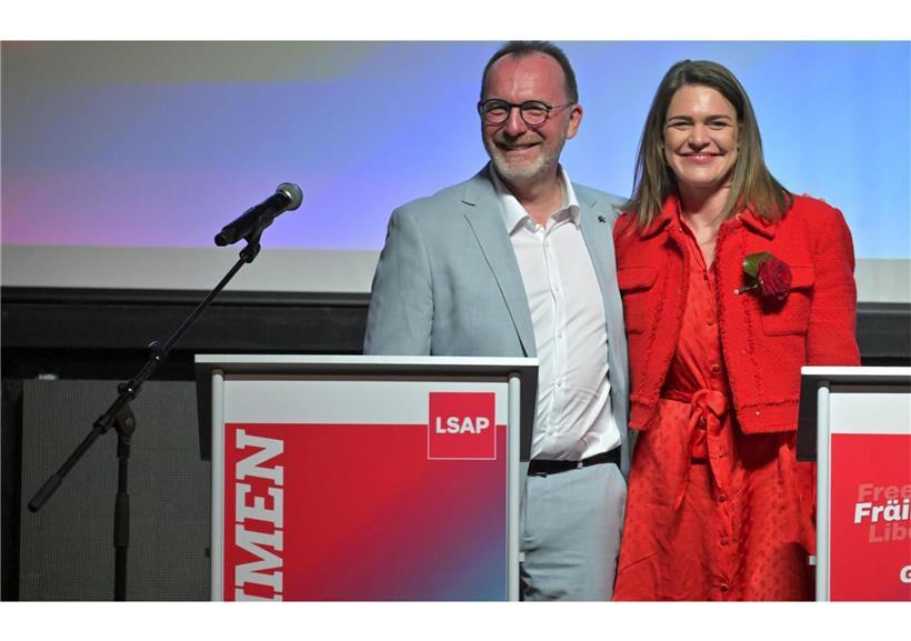 Maxime Miltgen und Georges Engel, neue LSAP-Präsidenten, posieren gemeinsam vor rotem LSAP-Logo bei offizieller Veranstaltung