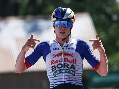 Maxime van Gils feiert seinen Etappensieg am Freitag bei einem Radrennen