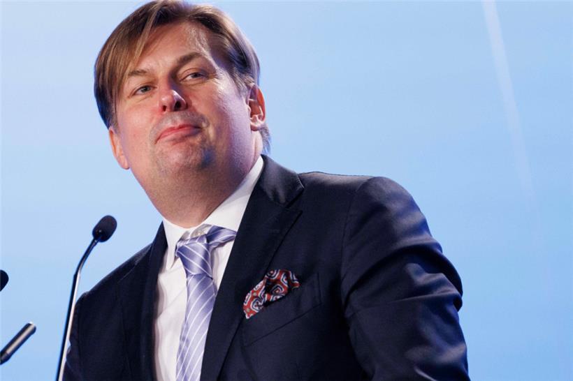 Maximilian Krah jubelt nach der Verkündung des Ergebnisses der Wahl zum AfD-Spitzenkandidat für die Europawahl bei der Europawahlversammlung in der Messe Magdeburg

