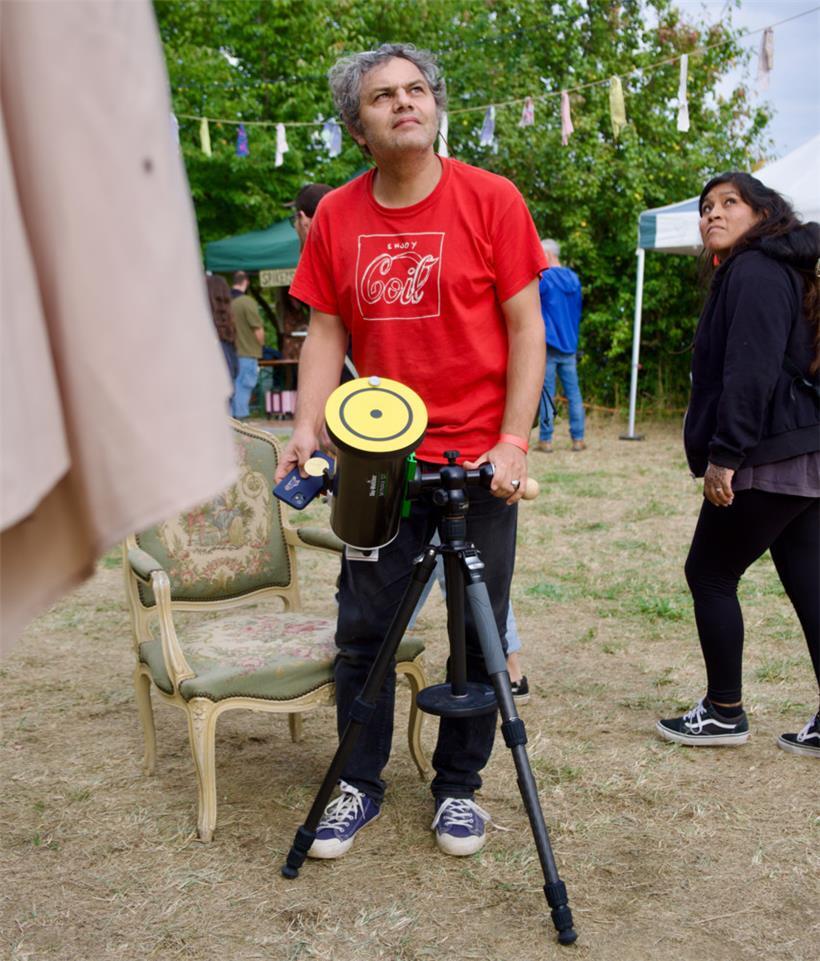 Maziar erklärt die Sonne – auch wenn sie sich hinter Wolken versteckt
