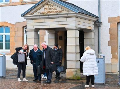 Me Ewerling (l.), Me Pierret (M.) und Guy Stebens (r.) beim Verlassen des Gerichts nach der Verhandlung am Dienstag

