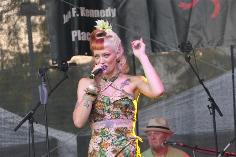 Mean Missy Manon, Sängerin von den Wild Deuces, und Schlagzeuger Pascal Lunari
